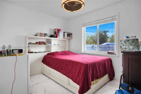 House in Miami, Florida 5 bedrooms, 197.42 sq.m. № 1863537 - photo 14