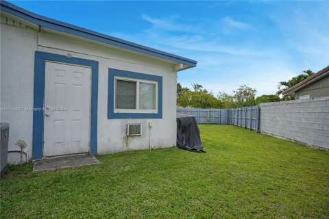 House in Miami, Florida 5 bedrooms, 197.42 sq.m. № 1863537 - photo 21