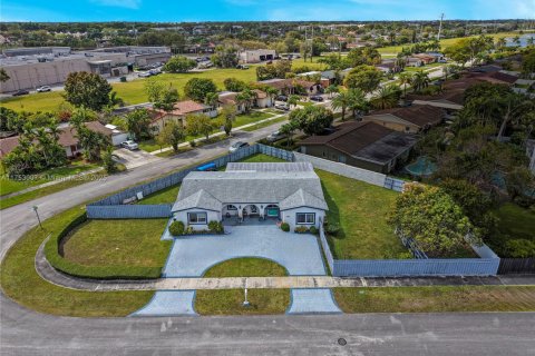 House in Miami, Florida 5 bedrooms, 197.42 sq.m. № 1863537 - photo 25
