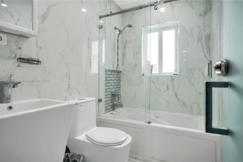 House in Miami, Florida 5 bedrooms, 197.42 sq.m. № 1863537 - photo 11