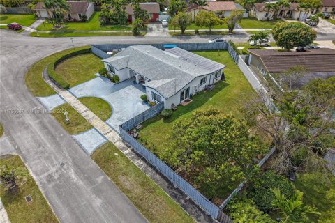 House in Miami, Florida 5 bedrooms, 197.42 sq.m. № 1863537 - photo 26