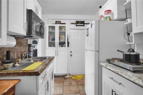 House in Miami, Florida 5 bedrooms, 197.42 sq.m. № 1863537 - photo 18