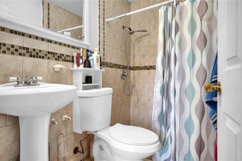House in Miami, Florida 5 bedrooms, 197.42 sq.m. № 1863537 - photo 16