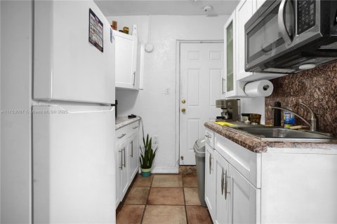 House in Miami, Florida 5 bedrooms, 197.42 sq.m. № 1863537 - photo 17