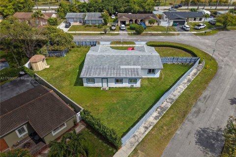 House in Miami, Florida 5 bedrooms, 197.42 sq.m. № 1863537 - photo 28