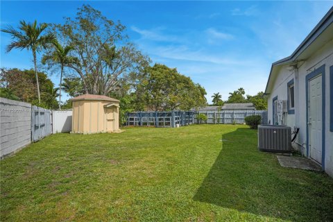 House in Miami, Florida 5 bedrooms, 197.42 sq.m. № 1863537 - photo 22
