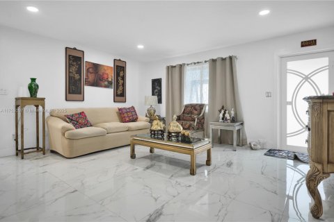 House in Miami, Florida 5 bedrooms, 197.42 sq.m. № 1863537 - photo 2