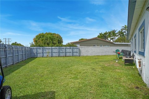 House in Miami, Florida 5 bedrooms, 197.42 sq.m. № 1863537 - photo 24
