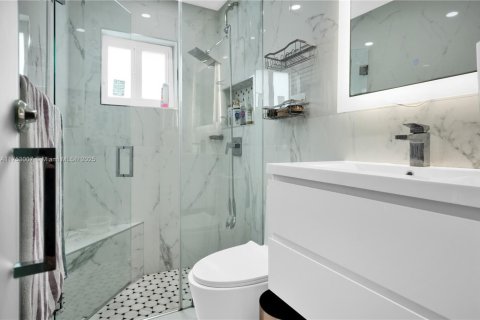 House in Miami, Florida 5 bedrooms, 197.42 sq.m. № 1863537 - photo 13