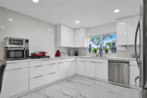 House in Miami, Florida 5 bedrooms, 197.42 sq.m. № 1863537 - photo 7