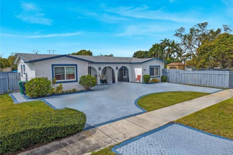 House in Miami, Florida 5 bedrooms, 197.42 sq.m. № 1863537 - photo 30