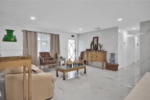 House in Miami, Florida 5 bedrooms, 197.42 sq.m. № 1863537 - photo 3