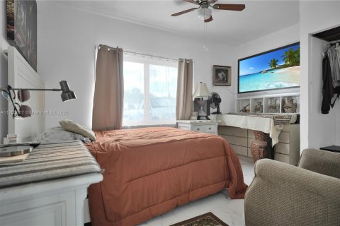 House in Miami, Florida 5 bedrooms, 197.42 sq.m. № 1863537 - photo 9