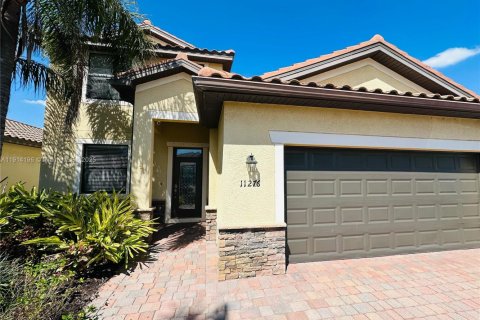 Дом в Форт Майерс, Флорида 4 спальни, 242.1м2 № 2034199