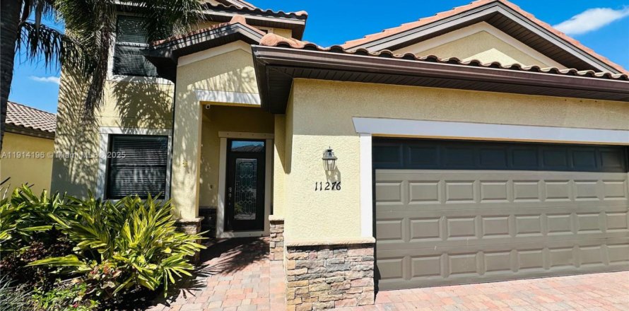 Дом в Форт Майерс, Флорида 4 спальни, 242.1м2 № 2034199