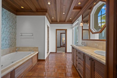 House in Palm Beach, Florida 6 bedrooms, 502.6 sq.m. № 2087710 - photo 24