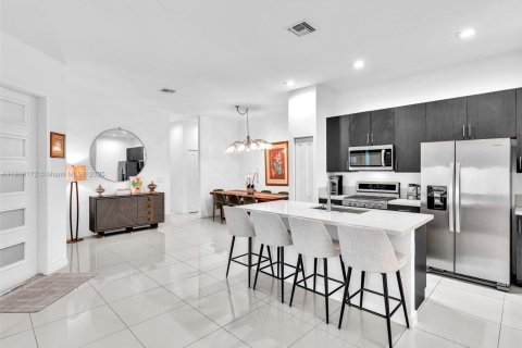 House in Dania Beach, Florida 3 bedrooms, 140.1 sq.m. № 1775256 - photo 7