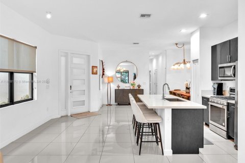 House in Dania Beach, Florida 3 bedrooms, 140.1 sq.m. № 1775256 - photo 9
