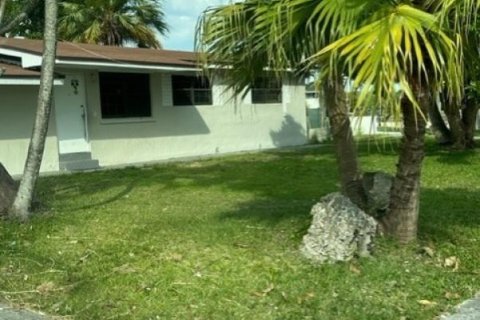 Villa ou maison à louer à Homestead, Floride: 4 chambres, 118.45 m2 № 1185496 - photo 1