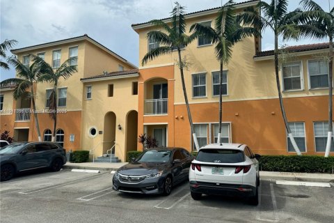 Снять в аренду кондоминиум в Майами, Флорида 2 спальни, 111.95м2, № 1967487 - фото 1