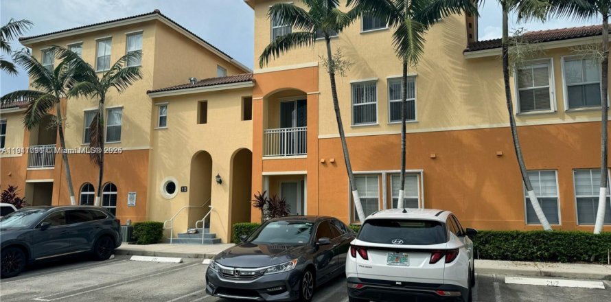 Кондоминиум с 2 спальнями в Майами, Флорида № 1967487