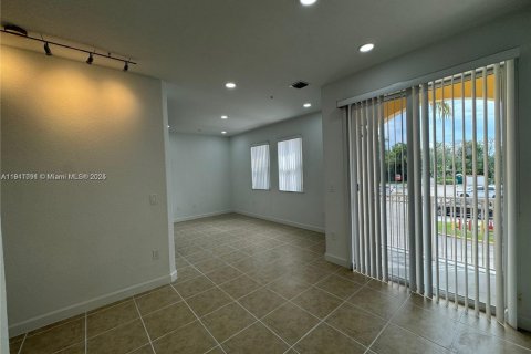 Снять в аренду кондоминиум в Майами, Флорида 2 спальни, 111.95м2, № 1967487 - фото 2