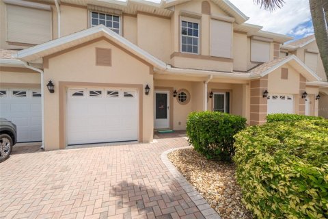 Adosado en venta en Cocoa Beach, Florida, 3 dormitorios, 155.52 m2 № 1783431 - foto 1