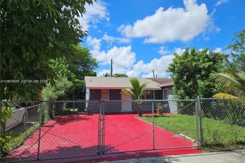 Купить виллу или дом в Форт-Лодердейл, Флорида 3 спальни, 81.75м2, № 2042440 - фото 1