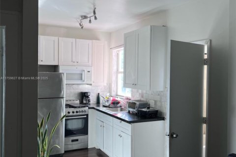 Condo in Miami Beach, Florida, 2 bedrooms  № 1860594 - photo 1