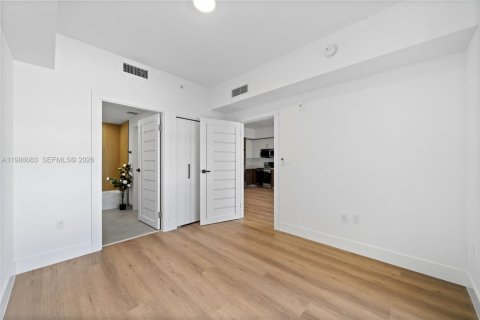 Condominio en alquiler en Miami, Florida, 2 dormitorios, 76.92 m2 № 2047634 - foto 9
