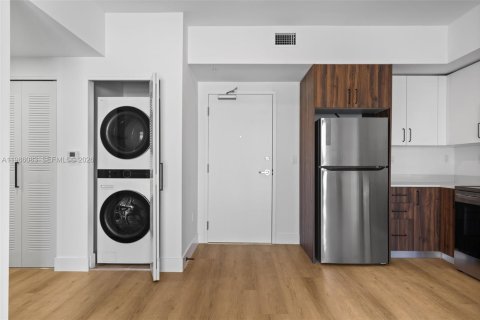 Condominio en alquiler en Miami, Florida, 2 dormitorios, 76.92 m2 № 2047634 - foto 7