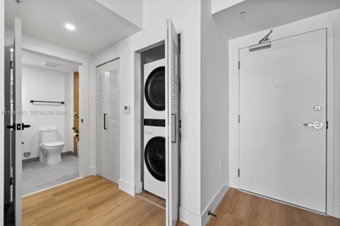 Condominio en alquiler en Miami, Florida, 2 dormitorios, 76.92 m2 № 2047634 - foto 8