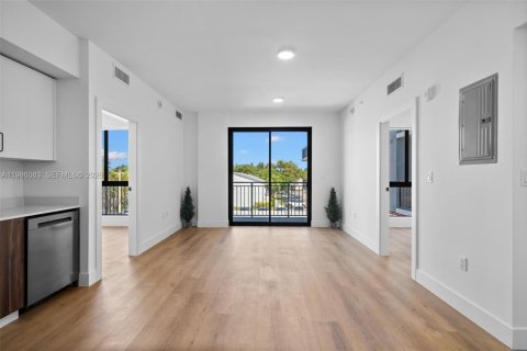 Condominio en alquiler en Miami, Florida, 2 dormitorios, 76.92 m2 № 2047634 - foto 2