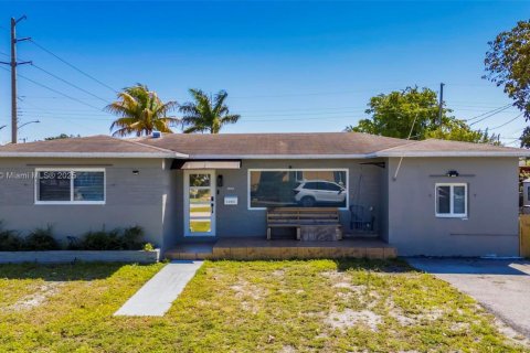 House in Hollywood, Florida 3 bedrooms, 121.98 sq.m. № 1738522 - photo 25