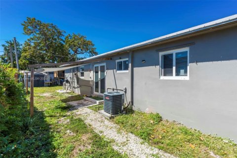 House in Hollywood, Florida 3 bedrooms, 121.98 sq.m. № 1738522 - photo 19