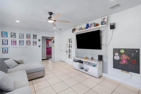 House in Hollywood, Florida 3 bedrooms, 121.98 sq.m. № 1738522 - photo 8