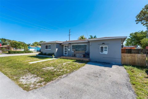 House in Hollywood, Florida 3 bedrooms, 121.98 sq.m. № 1738522 - photo 24