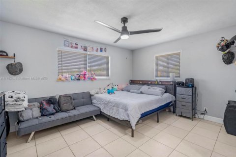 House in Hollywood, Florida 3 bedrooms, 121.98 sq.m. № 1738522 - photo 13