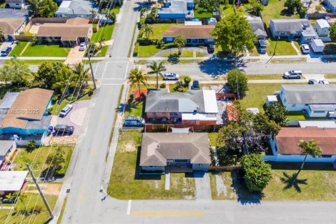 House in Hollywood, Florida 3 bedrooms, 121.98 sq.m. № 1738522 - photo 30