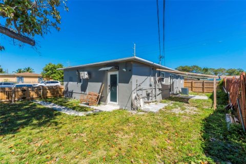 House in Hollywood, Florida 3 bedrooms, 121.98 sq.m. № 1738522 - photo 21
