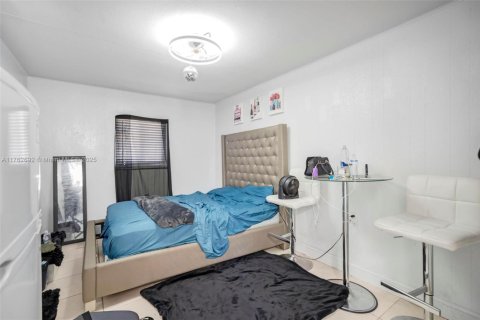 House in Hollywood, Florida 3 bedrooms, 121.98 sq.m. № 1738522 - photo 18