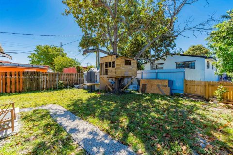 House in Hollywood, Florida 3 bedrooms, 121.98 sq.m. № 1738522 - photo 22