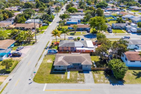 House in Hollywood, Florida 3 bedrooms, 121.98 sq.m. № 1738522 - photo 28