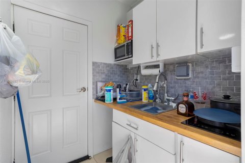 House in Hollywood, Florida 3 bedrooms, 121.98 sq.m. № 1738522 - photo 16
