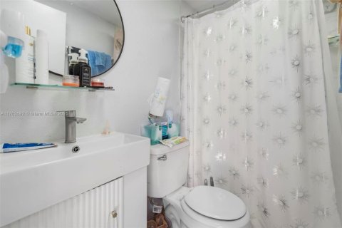 House in Hollywood, Florida 3 bedrooms, 121.98 sq.m. № 1738522 - photo 17