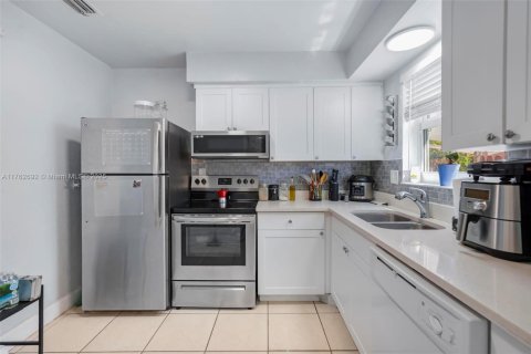 House in Hollywood, Florida 3 bedrooms, 121.98 sq.m. № 1738522 - photo 10