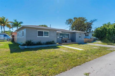 House in Hollywood, Florida 3 bedrooms, 121.98 sq.m. № 1738522 - photo 2