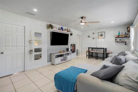 House in Hollywood, Florida 3 bedrooms, 121.98 sq.m. № 1738522 - photo 5