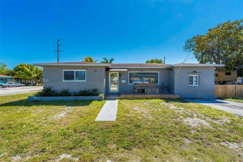 House in Hollywood, Florida 3 bedrooms, 121.98 sq.m. № 1738522 - photo 1