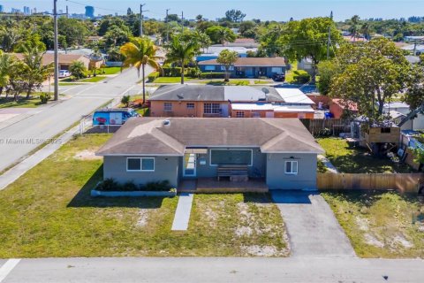 House in Hollywood, Florida 3 bedrooms, 121.98 sq.m. № 1738522 - photo 27